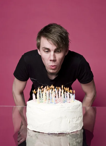 Hombre y pastel de cumpleaños — Foto de Stock