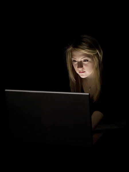 在电脑前的女孩 — 图库照片