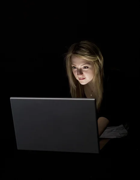 Menina na frente de um computador — Fotografia de Stock