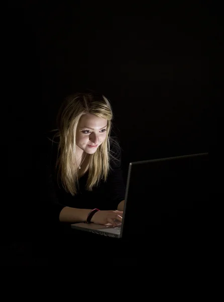 Девушка перед компьютером — стоковое фото