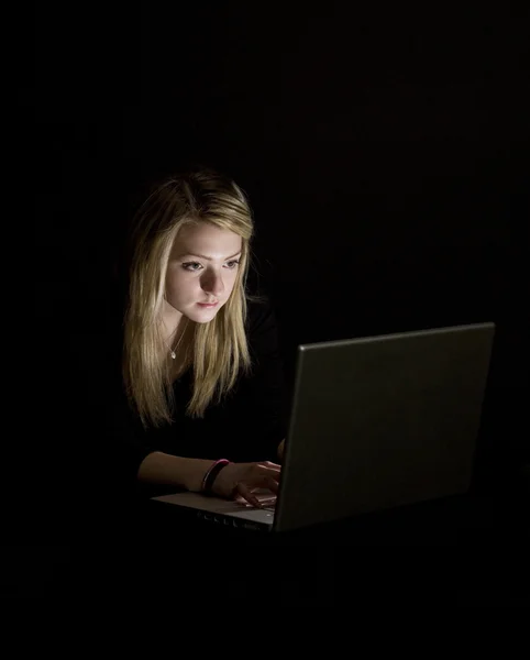 Flicka framför en dator — Stockfoto