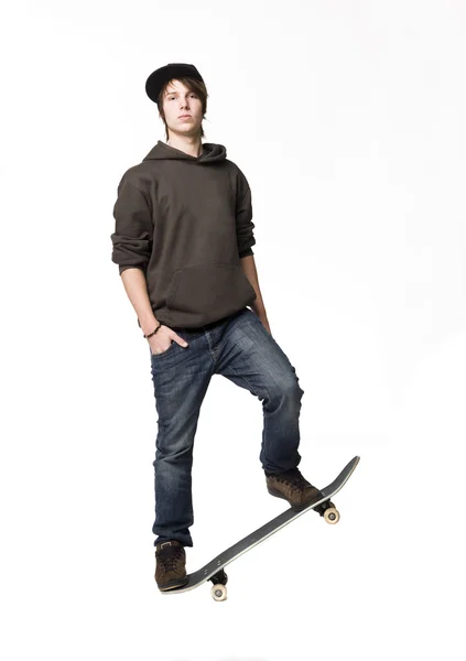 Homme avec un skateboard — Photo