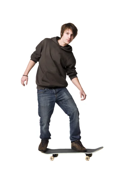 Jongen staande op een skateboard — Stockfoto