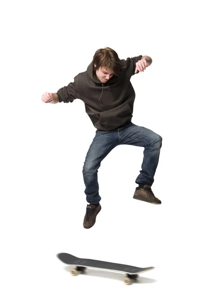 Garçon sautant avec un skateboard — Photo