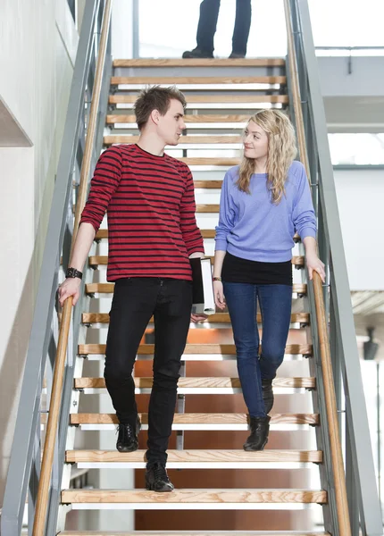 Couple walk the stairs — Stock Photo, Image