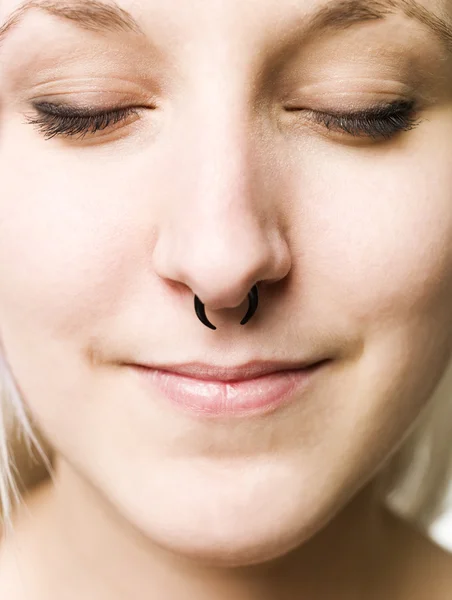 Ragazza con un anello nasale — Foto Stock
