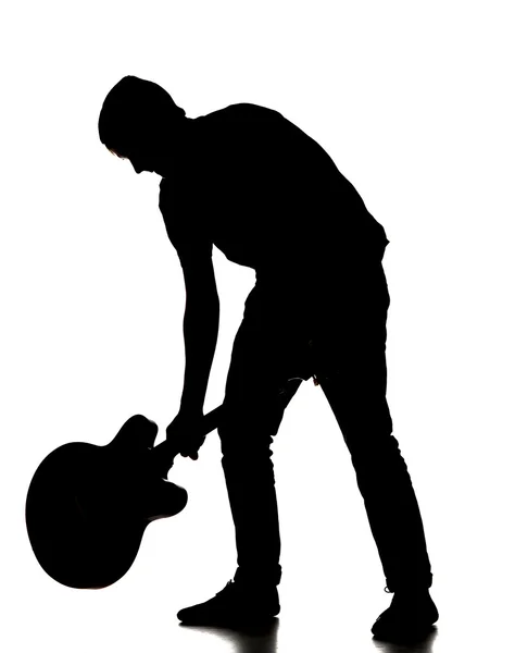 Человек, разбивающий гитару — стоковое фото