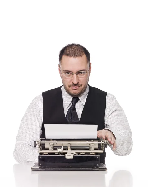 Homem e uma máquina de escrever vintage — Fotografia de Stock