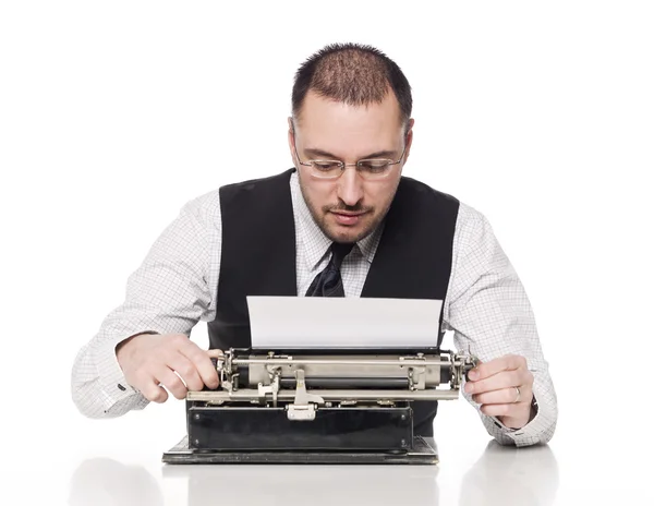 Homme avec machine à écrire — Photo