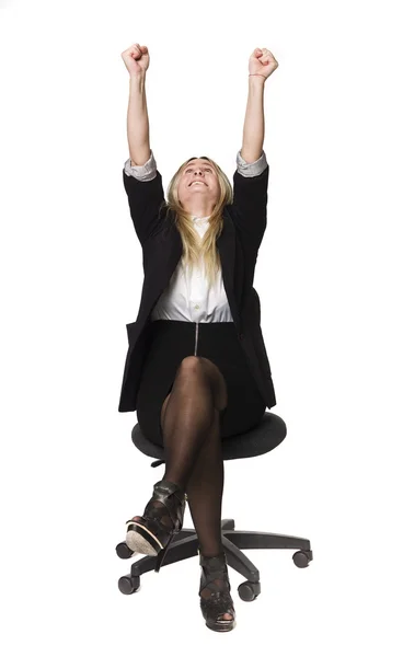 Vrouw die haar handen in de lucht stijgt — Stockfoto