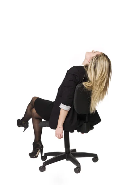 Женщина сидит в офисном кресле — стоковое фото