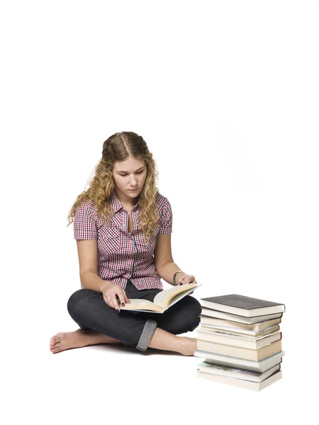 Женщина сидит на полу и читает — стоковое фото