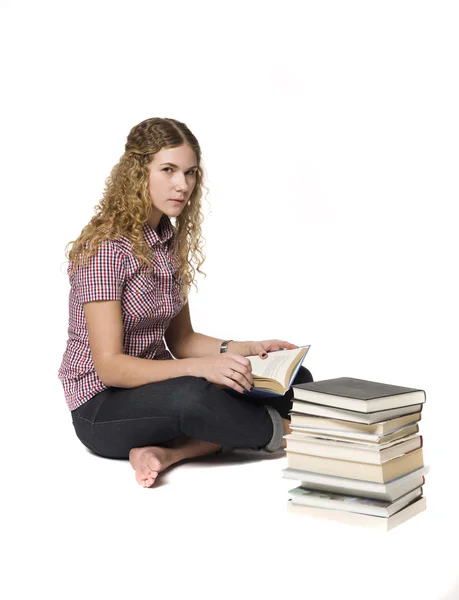 Woman siting on the floor reading — Stock Photo, Image