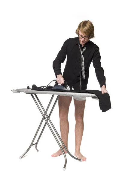Człowiek prasujący spodnie — Zdjęcie stockowe
