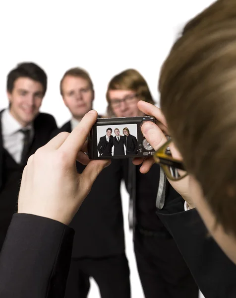 Homem tirando fotos de seus amigos — Fotografia de Stock