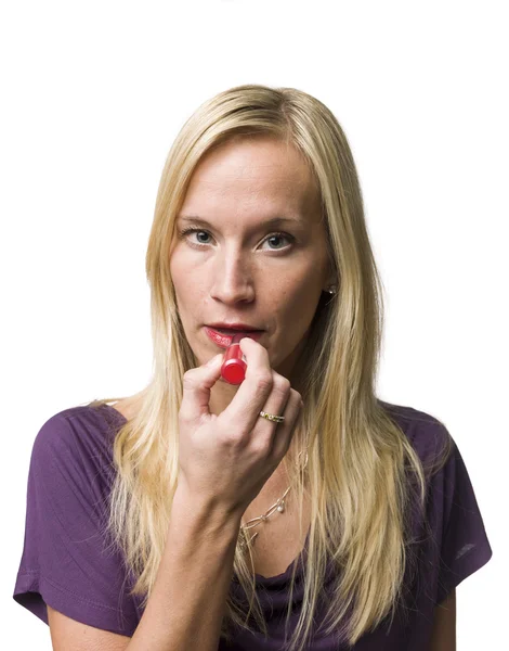 Vrouw zetten lippenstift op — Stockfoto
