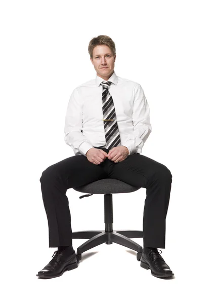 Мужчина сидит на офисном стуле — стоковое фото