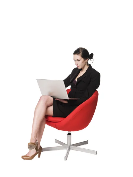 컴퓨터가 있는 의자에 앉아 있는 여자 — 스톡 사진