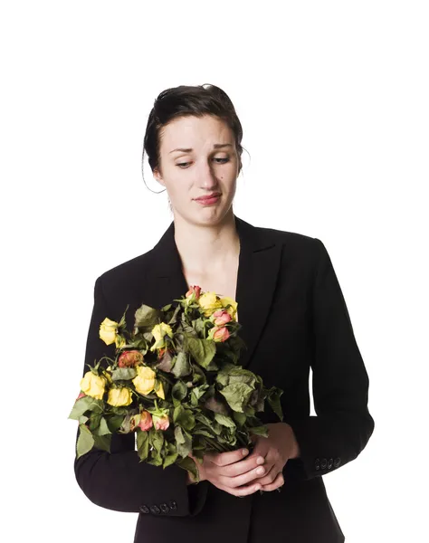 Vrouw met dode bloemen — Stockfoto