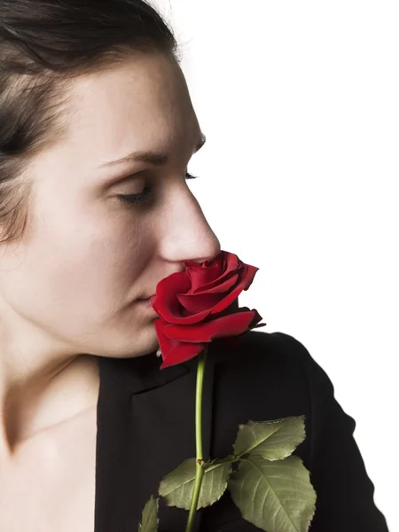 Frau riecht eine Rose — Stockfoto