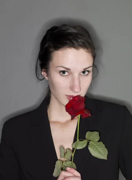 Женщина чувствует запах розы — стоковое фото