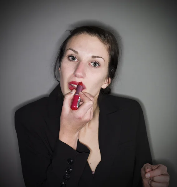 Vrouw zetten lippenstift — Stockfoto