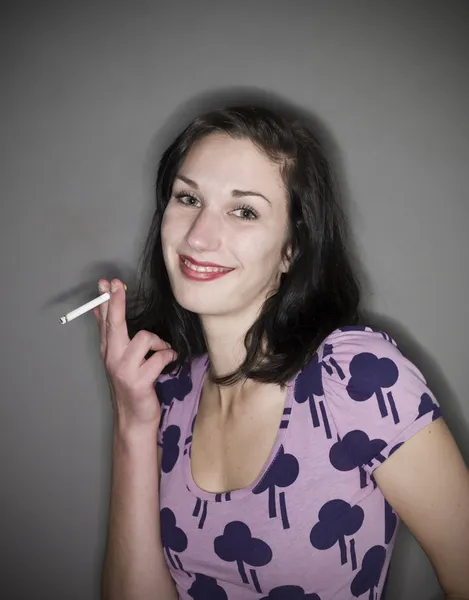 Mujer con un cigarrillo — Foto de Stock