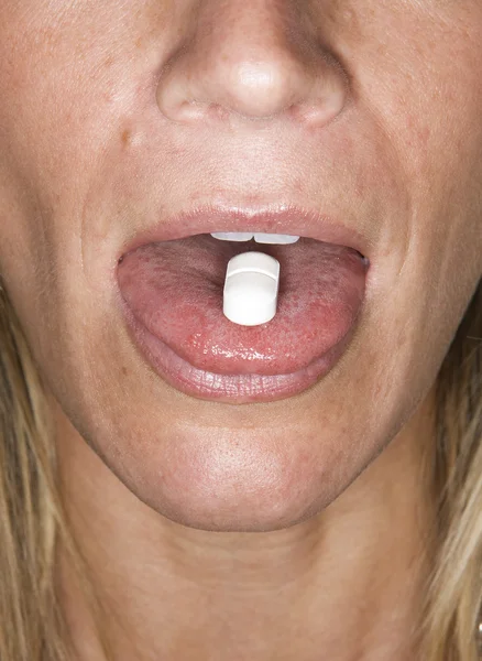 Femme mangeant pilule — Photo