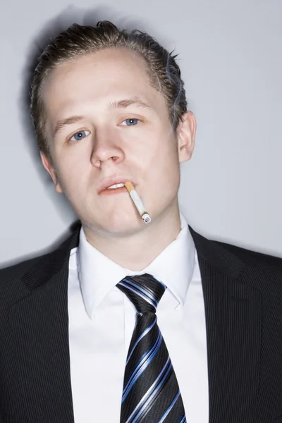 Mężczyzna z papierosem — Zdjęcie stockowe