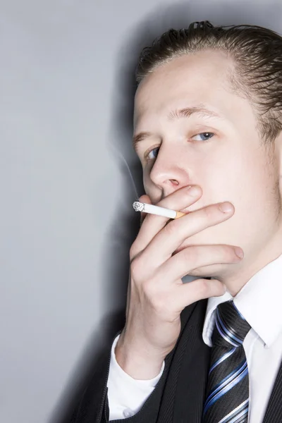 Genç adam sigara içiyor. — Stok fotoğraf