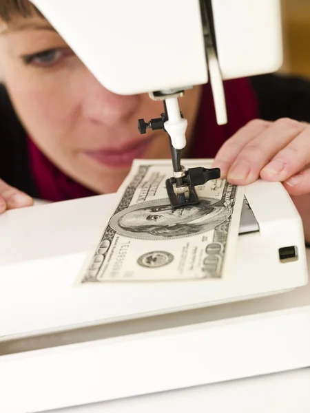 Mujer cosiendo dinero —  Fotos de Stock