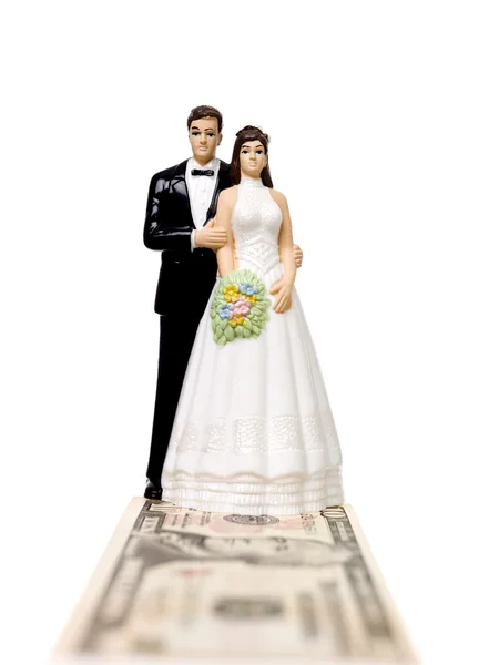 Casamento casal de pé em um banco de dólar — Fotografia de Stock