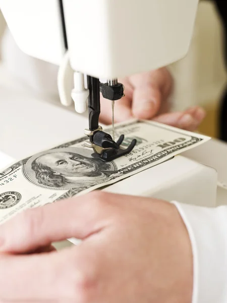 Шить долларовую банкноту — стоковое фото