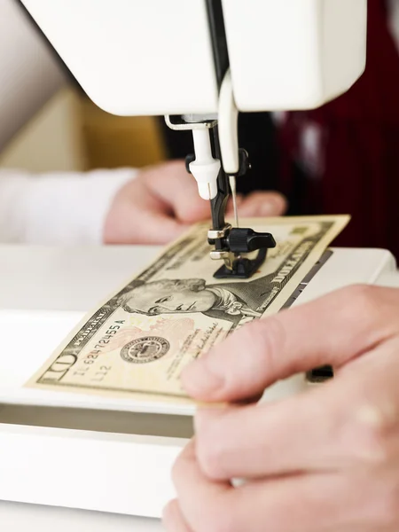 Costura de un billete de dólar — Foto de Stock