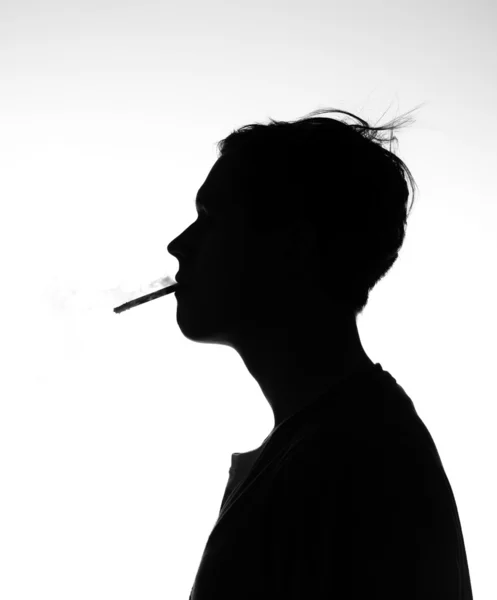 Курение человек — стоковое фото