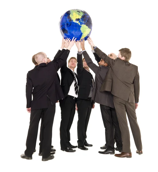Groupe d'hommes tenant un globe terrestre — Photo