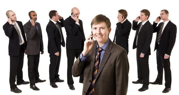 Muž na telefonu před jeho tým — Stock fotografie