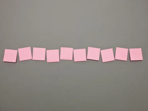 粉红色胶粘剂笔记 — 图库照片