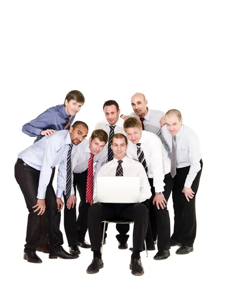 Des hommes d'affaires devant un ordinateur portable — Photo