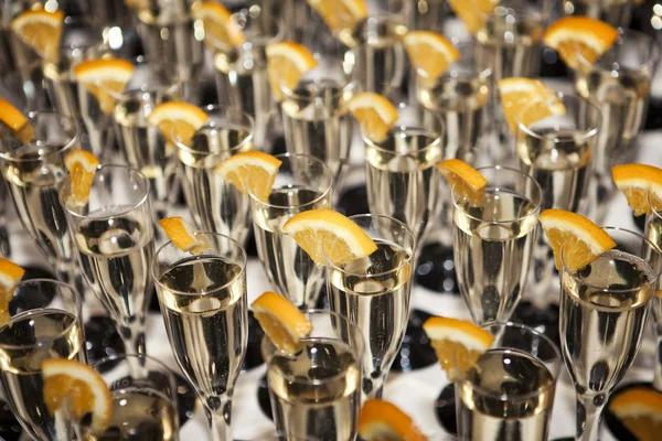 Біле вино прикрашене апельсинами — стокове фото