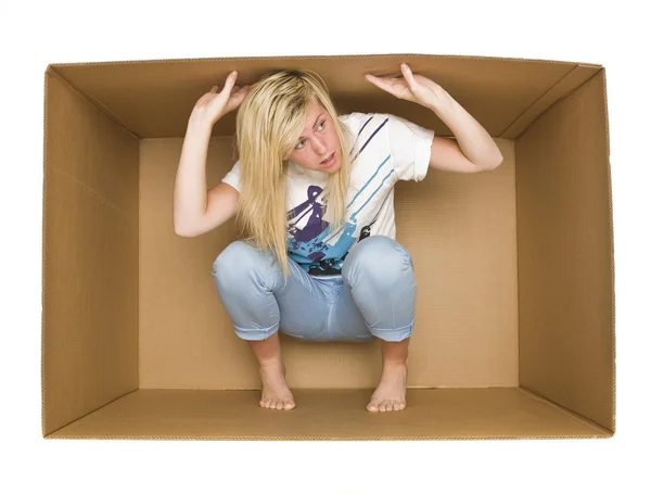 Kvinna inne i en cradboard låda — Stockfoto