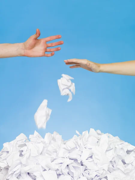 Mãos trowing papers — Fotografia de Stock