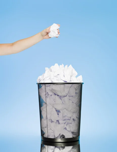 Trowing a paper into a wastebasket — Stock Photo, Image