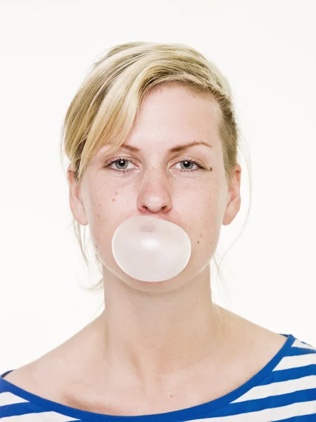 Chica con goma de mascar —  Fotos de Stock