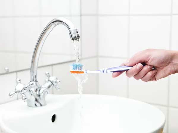 Insan holding diş fırçası — Stok fotoğraf