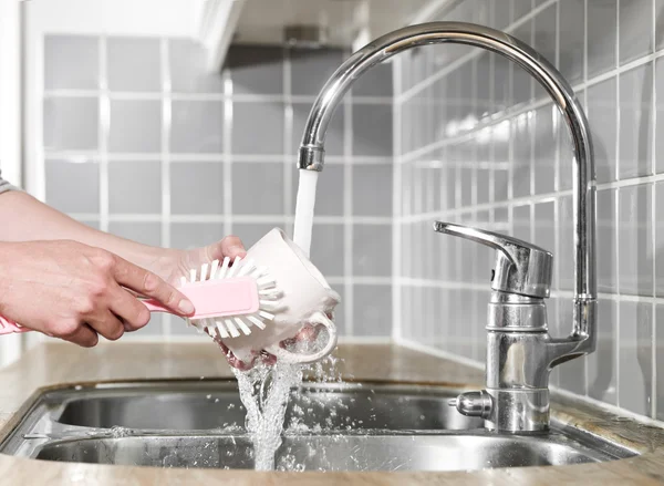 Washing a coffee cup — Stock Photo, Image