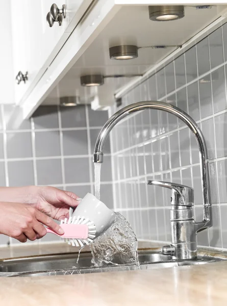 Washing a coffee cup — Stock Photo, Image