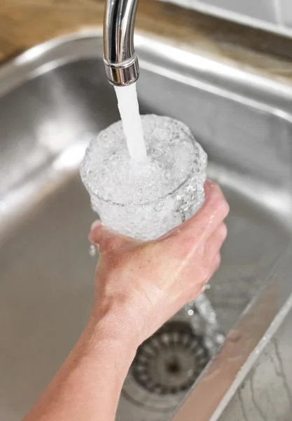 Bir bardak su doldurma — Stok fotoğraf