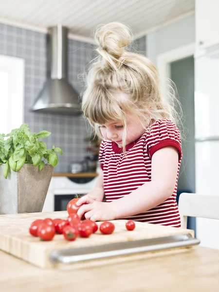 Dziewczyna cięcia pomidorów — Zdjęcie stockowe
