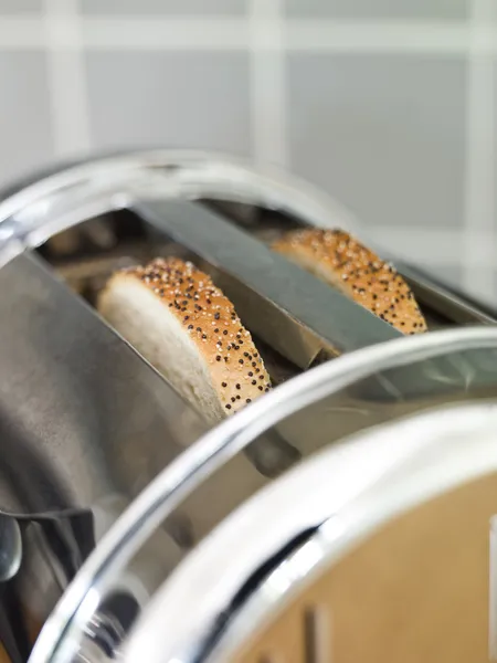 Brot im Toaster — Stockfoto